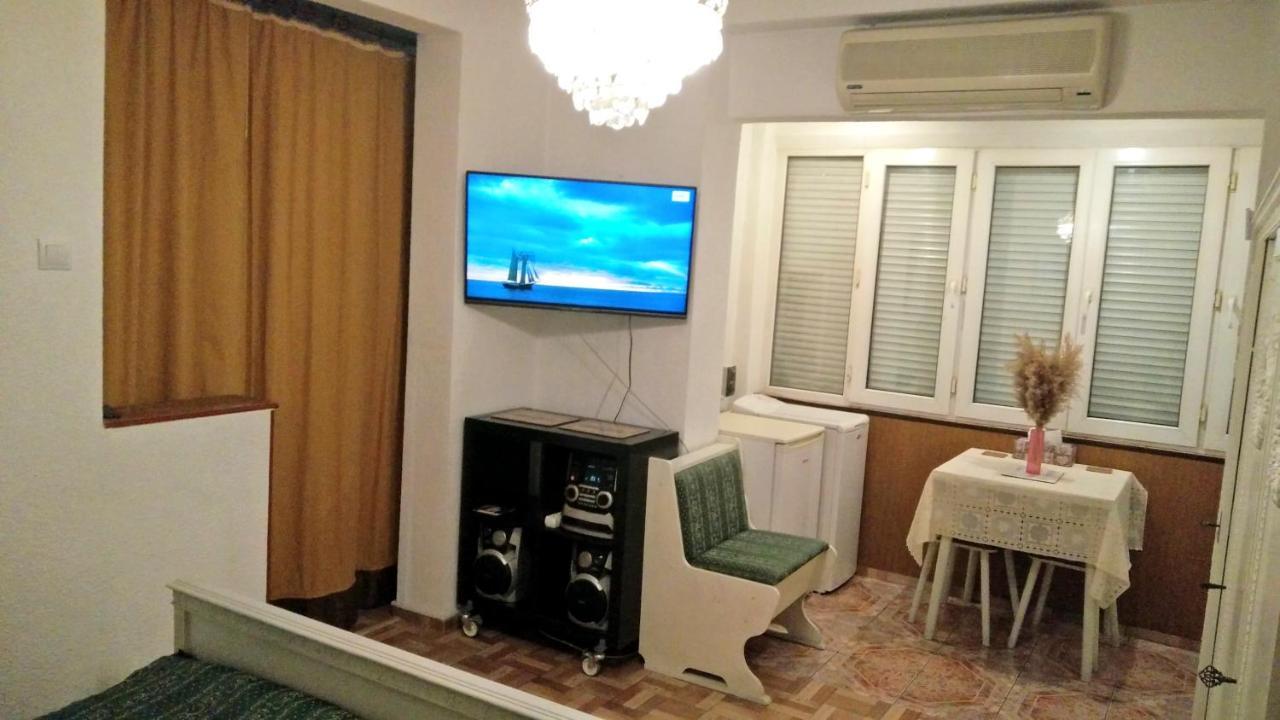 One Bedroom Apartment French Embassy Bukares Bagian luar foto